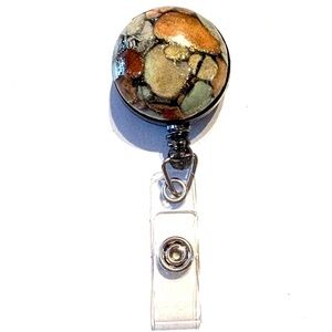 Retractable badge holder